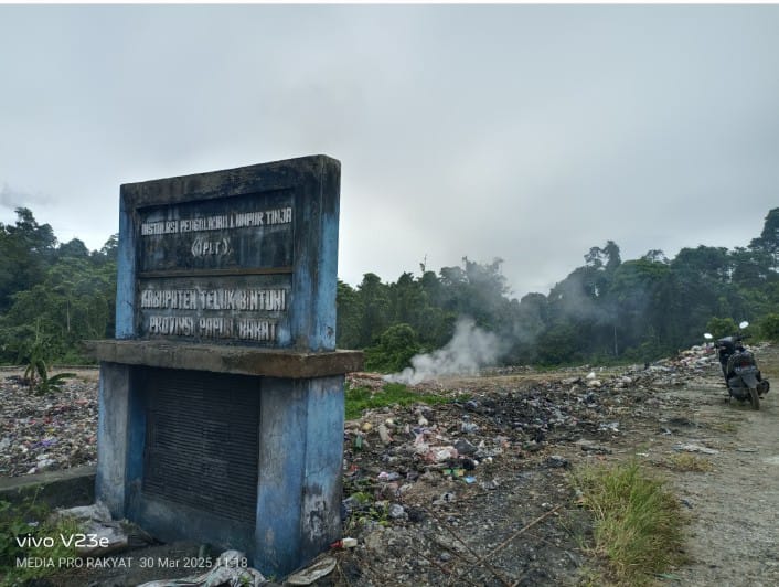 Asap pembakaran sampah terlihat di Instalasi Pengolahan Lumpur Tinja (IPLT) milik Pemerintah Daerah Teluk Bintuni pada Minggu (30/3).  