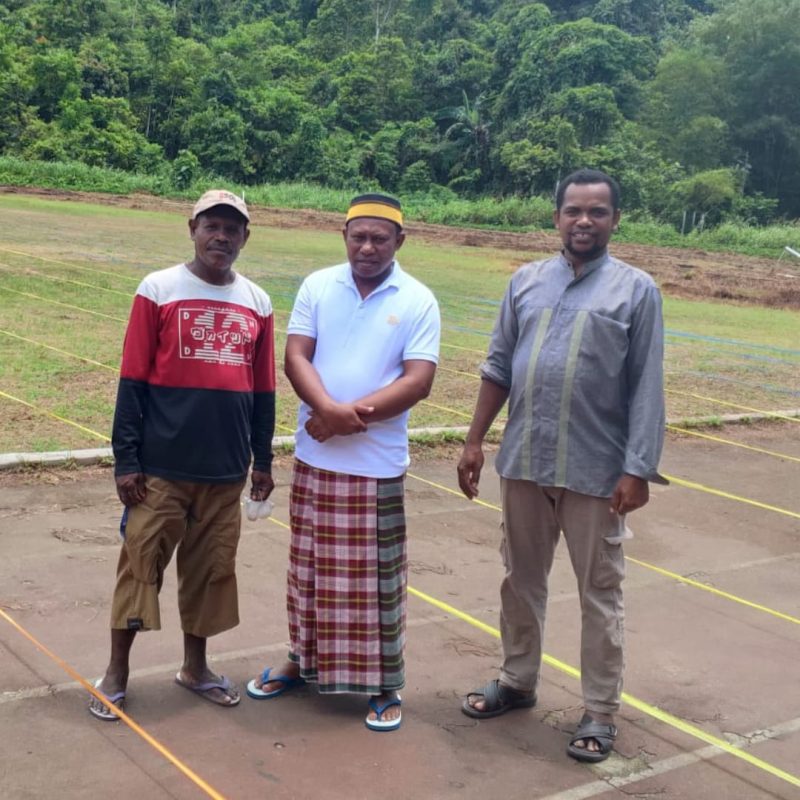 Wakil Bupati Teluk Bintuni, Joko Lingara (tengah), meninjau langsung kesiapan Lapangan Gelanggang Serba Guna (GSG) Bintuni untuk menyambut ribuan jamaah yang akan melaksanakan Salat Idulfitri 2025.

