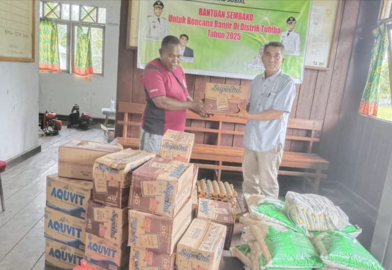 Hujan deras sejak Kamis (3/4/2025) dini hari mengakibatkan banjir di Kampung Agomeda dan Kampung Sibena Raya, Distrik Tuhiba. Ketinggian air mencapai lutut orang dewasa, merendam rumah warga serta jalan utama.  Menanggapi kondisi tersebut, Dinas Sosial (Dinsos) Teluk Bintuni segera menyalurkan bantuan berupa bahan pokok, seperti beras, gula, air mineral, mi instan, telur, dan minyak goreng. Kepala Dinsos, drg. Ferdinand Mangalik, turun langsung ke lokasi untuk memastikan distribusi bantuan berjalan lancar.  