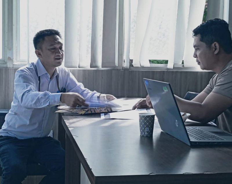 Keterangan Gambar: Keluarga Tomi Samuel Marbun, melalui kuasa hukumnya di Manokwari, Patrix Barumbun Andirerung (kanan), secara resmi mengajukan laporan orang hilang ke Polda Papua Barat pada Sabtu (5/4/2024) sore.
Foto: Istimewa.  