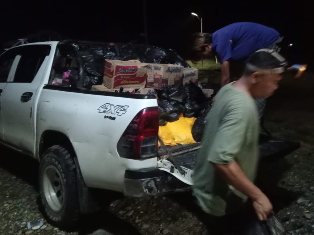 Bantuan berupa sembako tiba di Kampung Bangun Harjo, Distrik Tembuni, Kabupaten Teluk Bintuni. Bantuan tersebut diantar oleh Pemerintah Kabupaten Teluk Bintuni menggunakan kendaraan roda empat jenis Hilux, pada Sabtu malam (5/4).