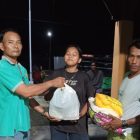 Pelaksana Tugas (Plt) Kepala Kampung Bangun Harjo, Margo Adi Cahyono, menyerahkan bantuan kepada warga yang diterima dari Pemerintah Kabupaten Teluk Bintuni pada Sabtu malam (5/4).
Sumber foto: Margo Adi Cahyono  