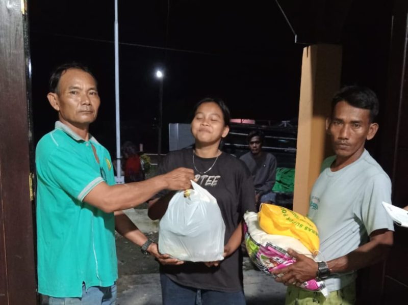 Pelaksana Tugas (Plt) Kepala Kampung Bangun Harjo, Margo Adi Cahyono, menyerahkan bantuan kepada warga yang diterima dari Pemerintah Kabupaten Teluk Bintuni pada Sabtu malam (5/4).
Sumber foto: Margo Adi Cahyono  