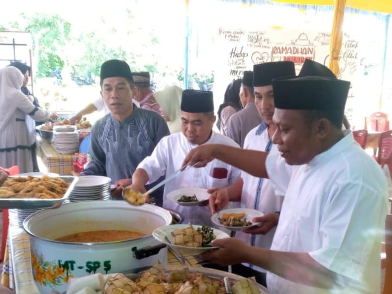 Wakil Bupati Teluk Bintuni, Joko Lingara, tampak menikmati hidangan dalam acara halal bihalal yang digelar pada Senin, 7 April 2025.  