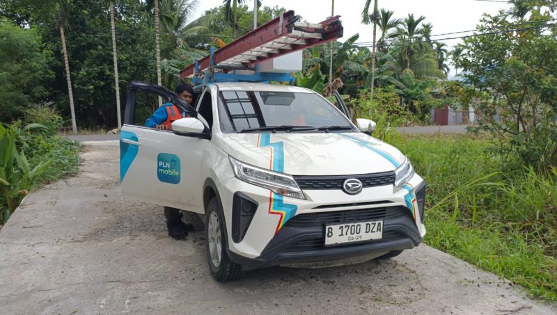 PLN ULP Bintuni Tanggap Cepat Perbaiki Kabel Listrik Menyentuh Tanah di Kampung Argosigemarai
