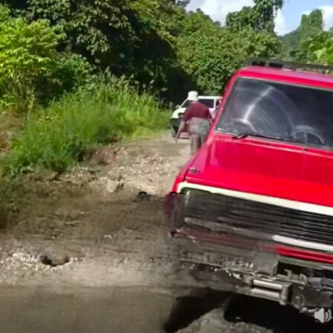 Dokumentasi kondisi jalan di wilayah Gunung Kaca pada Ruas Jalan Bintuni–Mayado, diambil dari unggahan di Facebook.
