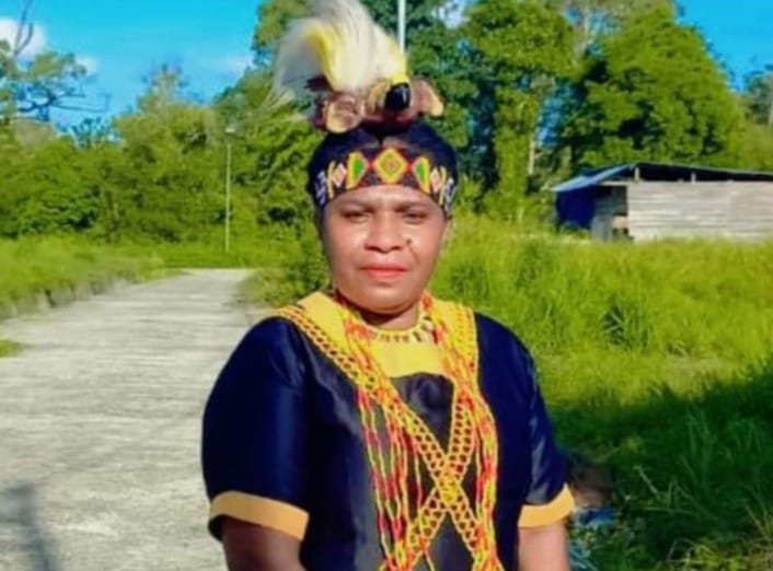 Yustina Ogoney, S.E., M.M., saat ini menjabat sebagai Kepala Distrik Merdey sekaligus Ketua Pemuda Katolik Komisariat Daerah (Komda) Papua Barat. Tokoh perempuan Tujuh Suku asal Suku Moskona ini juga merupakan pendiri Yayasan Ejeskona Tein Nom, sebuah lembaga yang secara khusus memperhatikan kesejahteraan masyarakat Moskona.
(Dokumen: Mediaprorakyat.com)

