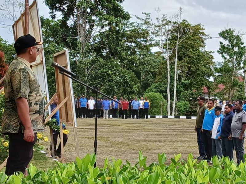 Keterangan Gambar:
Asisten II Bidang Administrasi Pemerintahan Sekretariat Daerah Kabupaten Teluk Bintuni, Ir. I.B. Putu Suratna, S.Hut, memimpin apel pagi bersama Aparatur Sipil Negara (ASN) di lingkungan Pemerintah Kabupaten Teluk Bintuni pada Jumat (11 April 2025).  