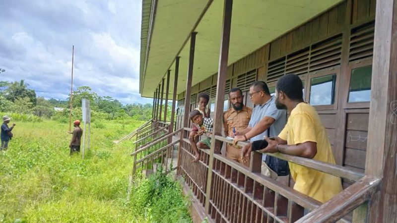 Dr. Henry Donald Kapuangan, S.Pd., Kepala Disdikpora Kabupaten Teluk Bintuni, meninjau langsung kondisi pendidikan di wilayah terpencil sebagai bagian dari komitmennya terhadap pemerataan akses pendidikan. (Dokumentasi pribadi)