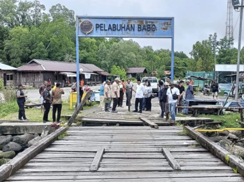 Wakil Bupati Teluk Bintuni, Joko Lingara meninjau pelabuhan Babo, Jumat (11/4/2025) 