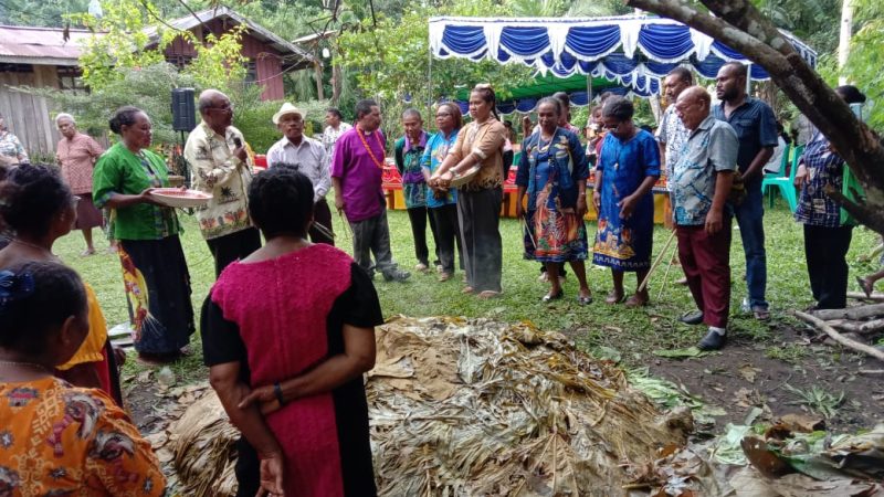 Keterangan Gambar:
Perempuan Biak Utara di Manokwari gelar ibadah syukur awal tahun sebagai upaya mempererat persaudaraan dan mewujudkan aksi nyata sosial. Rabu (16/4).
Foto: MS/MPR
