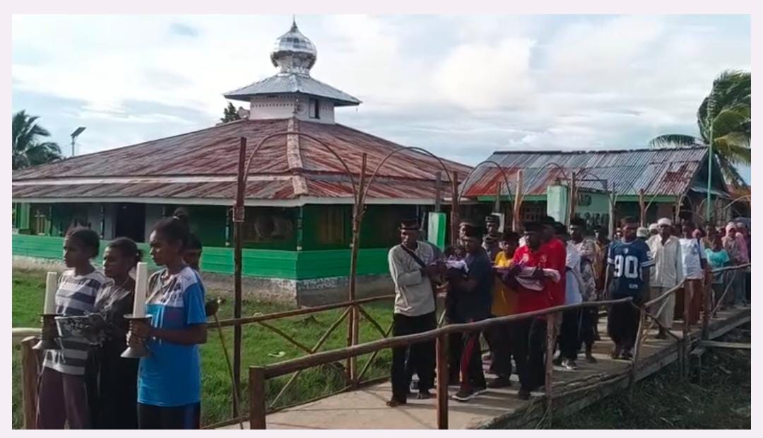 Umat Muslim Antar Salib ke Gereja, Wujud Toleransi di Weriagar, Teluk Bintuni Sumber: Tangkapan layar, Facebook / SABA NK