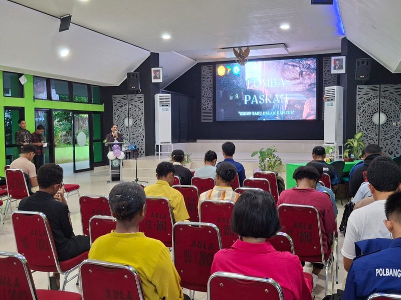 Caption:
Ibu Dr. Barba Nelfie Hebby Sopacua, S.P., M.P. saat memberikan sambutan sekaligus membuka secara resmi kegiatan lomba. (Foto: JS/MPR)