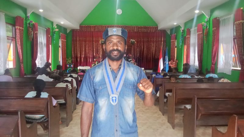 Caption ketua GMKI cabang Manokwari Jonison Derebi . Foto : JS / MPR 