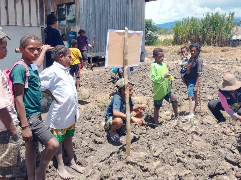 Kegiatan pelatihan proses penanaman di lahan bersama anak-anak SD Inpres Abusa, Distrik Kurulu, Kabupaten Jayawijaya, serta para pemuda di Provinsi Papua Pegunungan. (Foto: Istimewa)