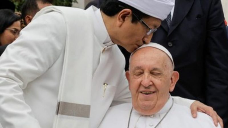 Keterangan Gambar:
Momen Imam Masjid Istiqlal mencium kening Paus Fransiskus. Kunjungan bersejarah Paus Fransiskus ke Indonesia berlangsung singkat, dari tanggal 3 hingga 6 September 2024, dan hanya mencakup wilayah Jakarta.
Foto: REUTERS/Yasuyoshi Chiba