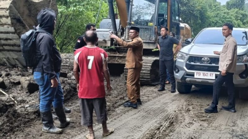 Keterangan gambar:
Tampak Wakil Bupati Teluk Bintuni, Joko Lingara, meninjau langsung perbaikan ruas jalan penghubung Bintuni–Moskona di kawasan Gunung Kaca, Selasa (22/4).  