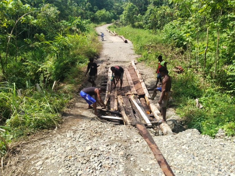 Keterangan gambar:
Tampak masyarakat bergotong royong memperbaiki Jembatan Kali Papan. Foto dikirimkan oleh Daniel Ogoney.  
