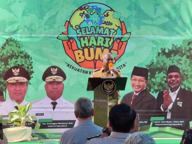Keterangan Gambar: Gubernur Papua Barat, Drs. Dominggus Mandacan,  saat menyampaikan sambutan. (Foto: JS/MPR)