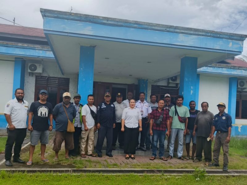 Foto bersama Kepala Bidang Angkutan Darat Dinas Perhubungan Kabupaten Manokwari dengan para sopir angkutan, Rabu (23/4/2025). Foto: M. Saragih/MPR