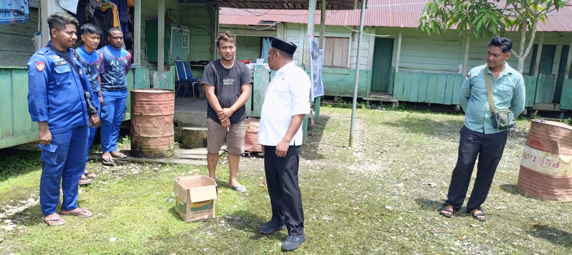 Wabup Teluk Bintuni, Joko Lingara, Tinjau Posko Medis Dukung Operasi Pencarian Iptu Tomi S. Marbun, Rabu (23/4/2025)