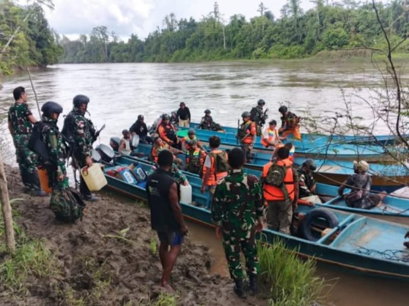 Posko AJU Moskona Selatan (Rawara) Zona Kuning III
Personel gabungan TNI-Polri, instansi terkait, serta warga lokal terus melakukan pencarian terhadap Iptu Tomi Samuel Marbun.  #OpsABMoskona2025
@DivisiHumasPolri
Sumber gambar: Humas Polres Teluk Bintuni
