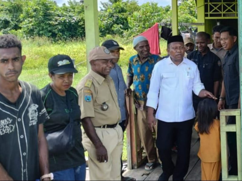 Wakil Bupati Joko Lingara tampak mengenakan kemeja putih saat bersama masyarakat Distrik Yakora, Rabu (23/4).
