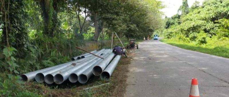 Keterangan Gambar:
Pekerjaan perpipaan distribusi oleh PT Melo Aneka Raya dalam proyek Balai Wilayah Sungai (BWS) Papua Barat di Kabupaten Teluk Bintuni.
Dokumen : Mediaprorakyat.com
