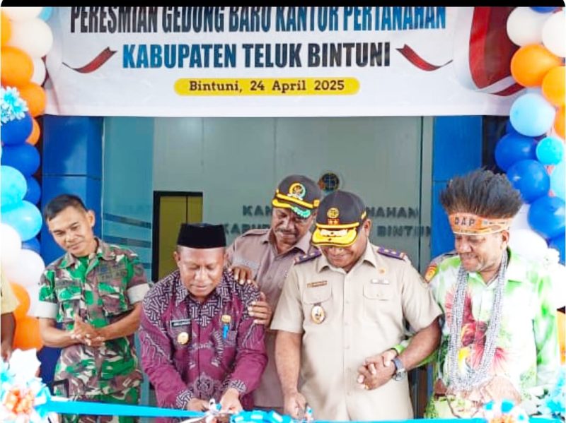Keterangan gambar:
Kantor baru BPN Teluk Bintuni diresmikan oleh Wakil Bupati Teluk Bintuni, Joko Lingara, pada Kamis (24/4/2025), didampingi oleh Kepala Kantor Wilayah BPN Provinsi Papua Barat, Jhon W. Aufa; Ketua DPRK Teluk Bintuni, Romilus Tatuta; Ketua Dewan Adat Papua Kabupaten Teluk Bintuni, Yan Viktor Kamisopa; serta Danramil 1806-01 Bintuni, Letda Inf. Yusuf Mantong.
