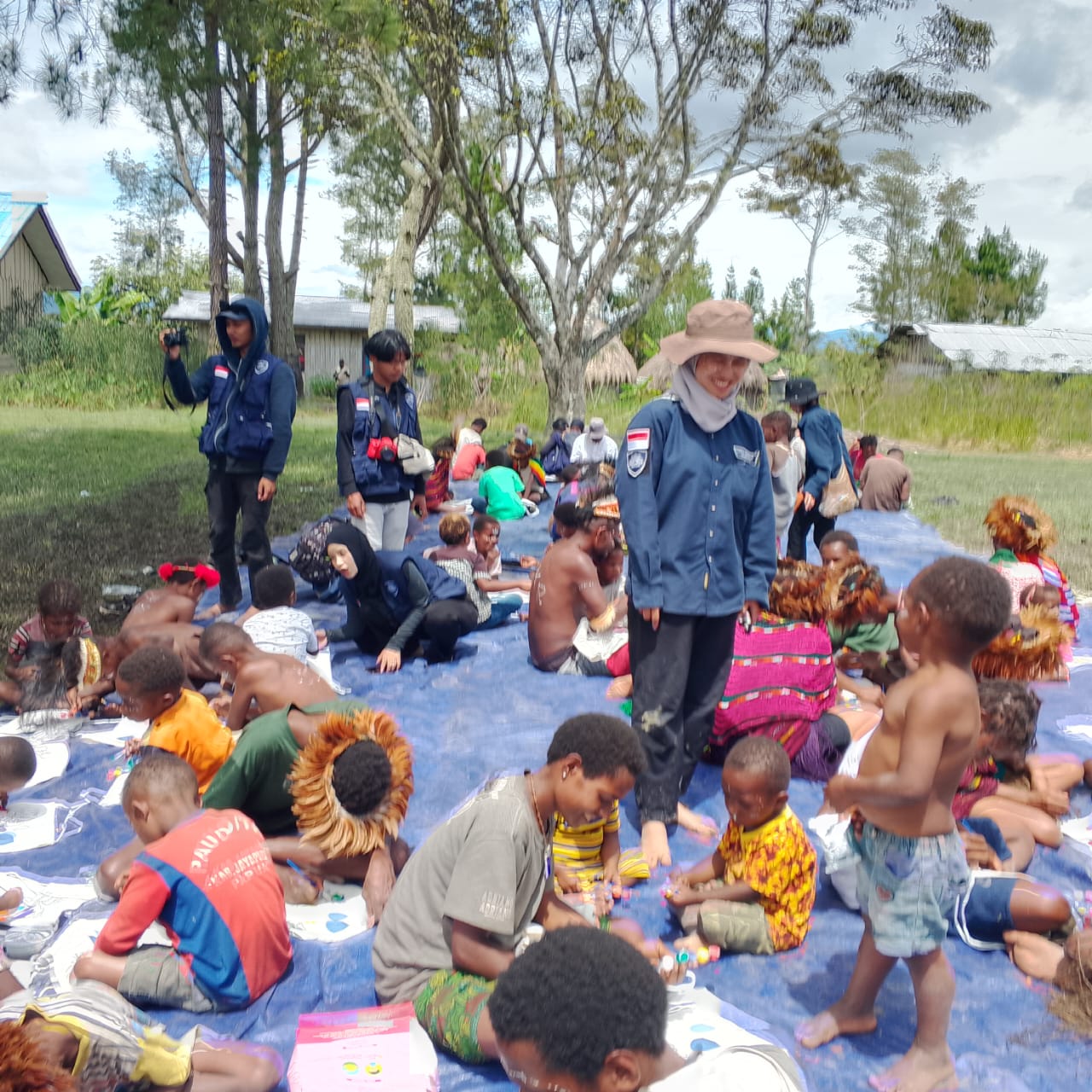 Saat belajar menggambar di halaman SD Inpres Abusa, Distrik Kurulu, Kabupaten Jayawijaya.