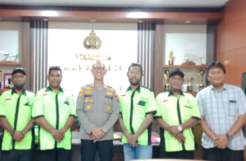 Foto bersama usai pertemuan: DPD SBSI 1992 Papua Barat bersama Kapolresta Manokwari, Kombes Pol. Ongky Isgunawan, dan Kasat Intelkam Polresta Manokwari.
(Foto: M. Saragih/MPR)

