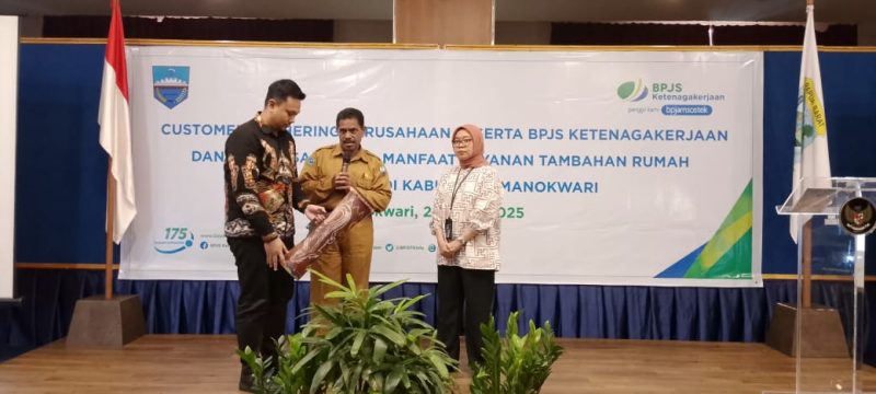 Acara dibuka secara resmi oleh Pelaksana Tugas (Plt.) Sekretaris Daerah Kabupaten Manokwari, Harjanto Ombesapu, yang mewakili Bupati Manokwari, Hermus Indou, pada Selasa (29/4/2025).
Foto: M. Saragih/MPR