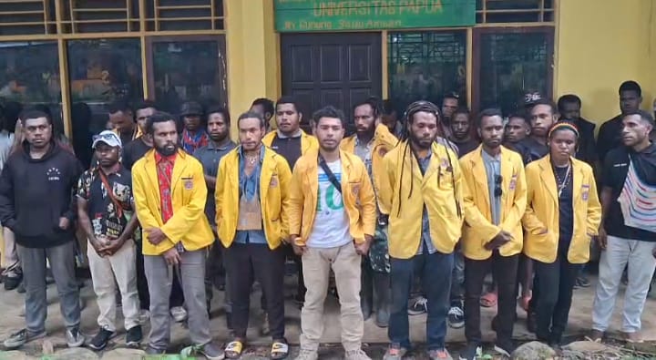 Konferensi pers digelar di Amban, tepatnya di depan Sekretariat BEM Universitas UNIPA, sebagai bentuk klarifikasi atas isu yang berkembang. Pihak BEM menyampaikan penjelasan resmi guna meluruskan informasi serta menjaga kepercayaan publik di lingkungan kampus.  Foto: js/mpr

