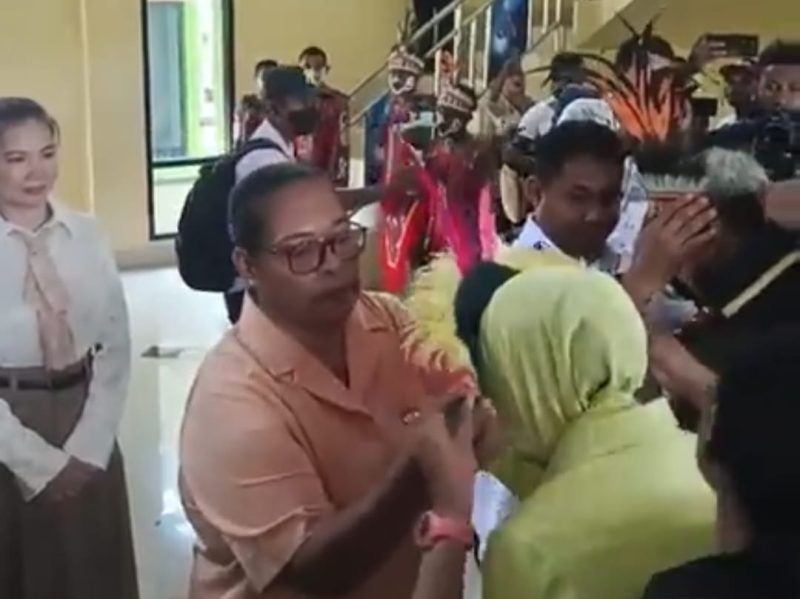 Keterangan gambar:
Sebagai bentuk penghormatan terhadap tamu negara, Bupati Teluk Bintuni, Yohanis Manibuy, menyematkan Mahkota Papua kepada Kepala Kejaksaan Tinggi Papua Barat sebelum memasuki ruang pertemuan di Gedung Sasana Karya. Sementara itu, Ketua Ikatan Adhyaksa Dharmakarini (IAD) Wilayah Papua Barat, Ny. Milla Syarifuddin, disematkan mahkota oleh Ibu Jane Fimbay dari Dharma Wanita Persatuan Teluk Bintuni.