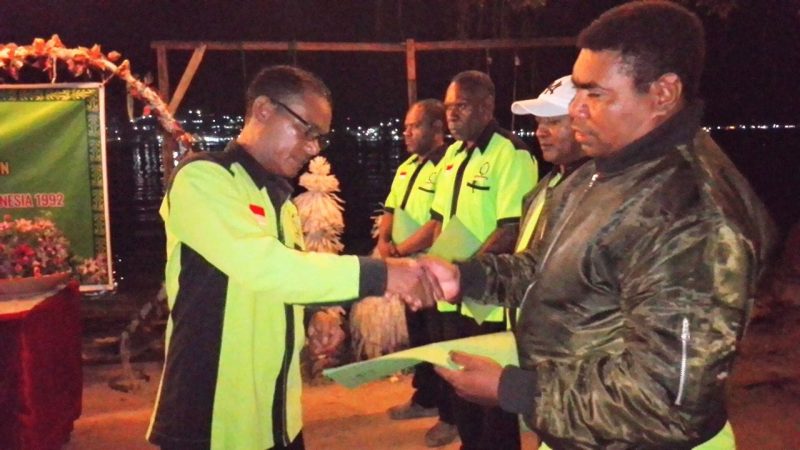Penyerahan SK dari Ketua DPD SBSI 1992  Provinsi Papua Barat, Rommeyr Arwam kepada 4 Ketua/Perwakilan DPC SBSI 1992.
