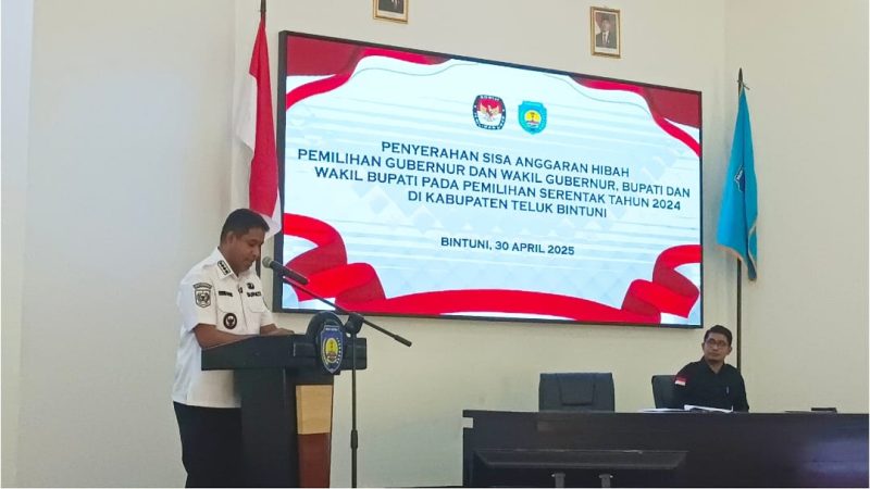 Bupati Teluk Bintuni menyampaikan sambutan dalam acara pengembalian dana hibah KPU Teluk Bintuni ke kas negara, yang berlangsung di Gedung Sasana Karya pada Rabu, 30 April.