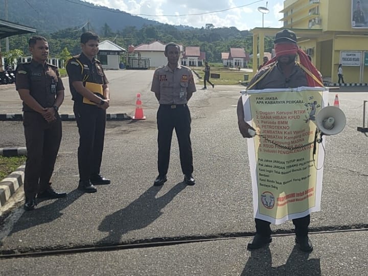Tampak Jekson Karet saat melakukan aksi tunggal mendesak pihak kejaksaan untuk mengusut tuntas kasus korupsi di Teluk Bintuni. Dalam aksinya, ia menutup mata dengan kain merah dan berdiri di luar halaman Kantor Kejari Teluk Bintuni. Aksi tersebut menarik perhatian para awak media yang melintas di depan kantor Kejaksaan pada Rabu sore (30/4).