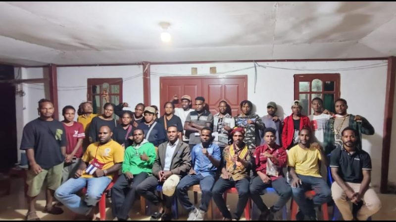 Demi Kemanusiaan! Mahasiswa dan OKP Cipayung Sorong Raya Turun Tangan untuk Jayawijaya. 
Solidaritas Mahasiswa dan OKP Cipayung Sorong Raya Buka Posko Donasi untuk Jayawijaya
Sebagai bentuk solidaritas kemanusiaan, mahasiswa Papua di Sorong Raya galang dana untuk korban banjir di Kabupaten Jayawijaya, Papua Pegunungan.