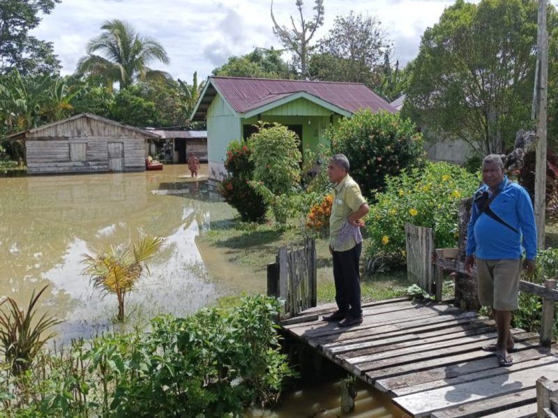 Kepala Dinas Sosial Kabupaten Teluk Bintuni, drg. Ferdinan Mangalik (kanan), bersama Kepala Bidang Pemberdayaan Sosial dan Penanganan Fakir Miskin, Benny Ahoren, meninjau lokasi banjir.
