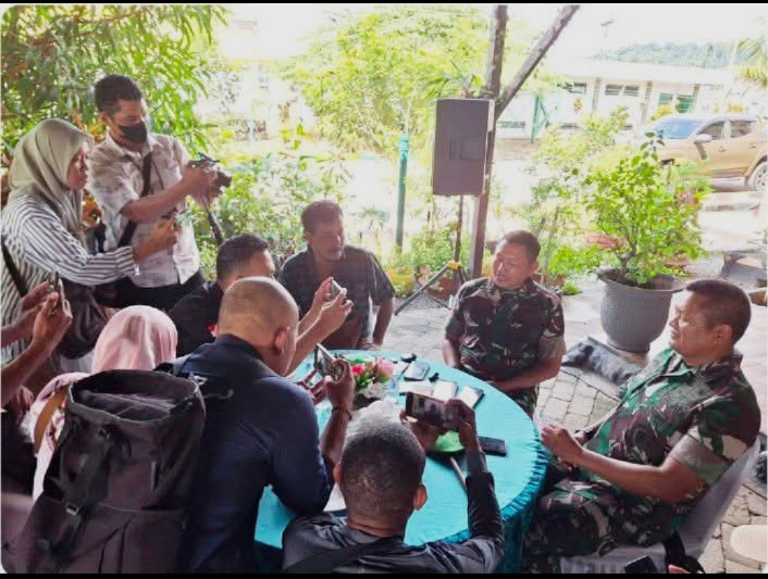 Dandim 1806/TB, Letkol Inf. Teguh Eko Efendy (kanan), bersama Danbrigif 26/GP, Kolonel Inf. Sidik Wiyono, memberikan keterangan kepada wartawan, Rabu (30/4). Foto: Haiser Situmorang / MPR