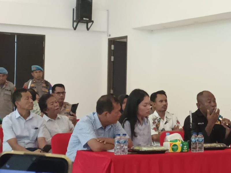 Secara seksama, tampak istri Iptu Tomi Samuel Marbun dan mertuanya duduk di barisan depan, sementara di belakang mereka hadir kedua orang tua kandung dari mantan Kasat Reskrim Polres Teluk Bintuni tersebut. Mereka mengikuti konferensi pers yang digelar oleh Tim Operasi Alpha Bravo Moskona 2025 di Gedung Andriano Ananta, Mapolres Teluk Bintuni, Kamis (1/5/2025).  Konferensi pers ini diselenggarakan untuk menyampaikan hasil pelaksanaan Operasi SAR Polda Papua Barat dalam upaya pencarian Iptu Tomi Samuel Marbun, yang dinyatakan hilang di Sungai Rawara, Distrik Moskona Barat, Papua Barat.