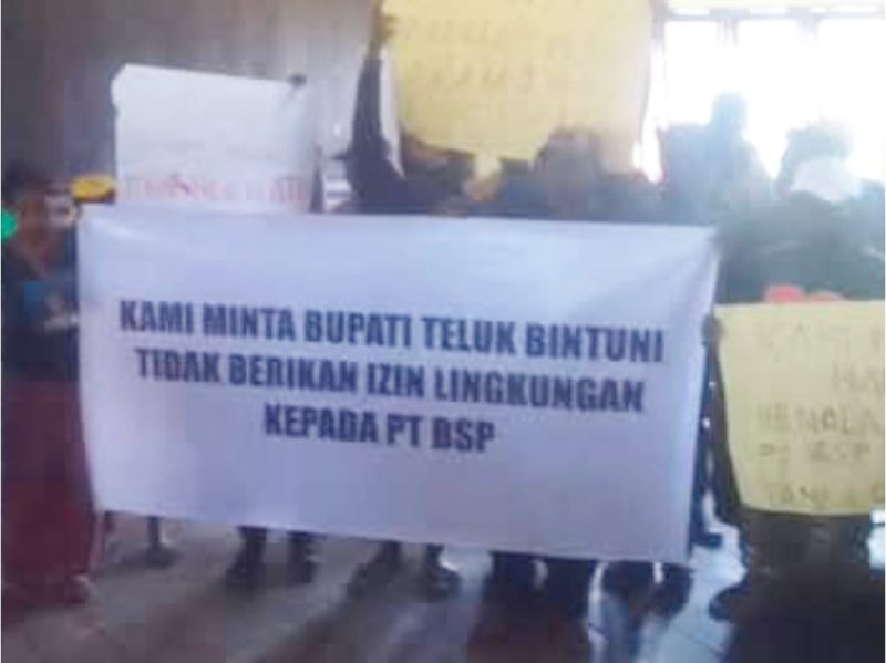 Masyarakat adat Suku Sumuri menyatakan penolakan terhadap rencana perluasan perkebunan kelapa sawit oleh PT Borneo Subur Prima. Aksi penolakan dilakukan pada Sabtu (3/5/2025) dengan membawa kertas bertuliskan pernyataan penolakan.  Foto: SW/MPR