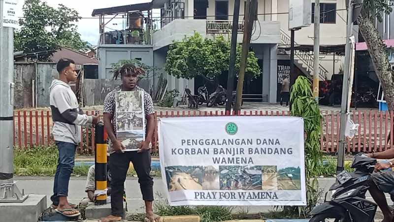 Keterangan Gambar:
Sejumlah relawan dari Komunitas Tangan Kasih menggelar aksi penggalangan dana di lampu merah Makalo dan lampu merah Wosi Haji Bau, Manokwari, dengan membentangkan spanduk, membawa pamflet bergambar korban bencana, serta noken sebagai wadah donasi uang tunai dari pengendara yang melintas.