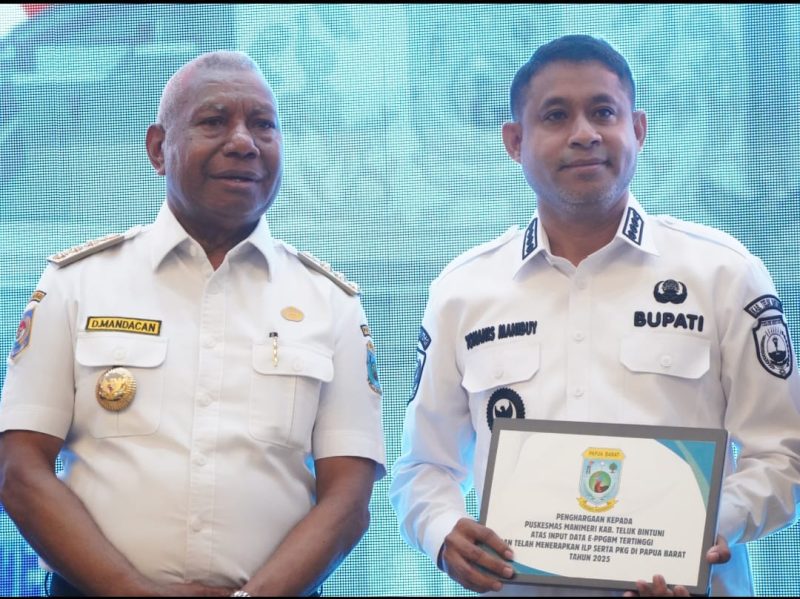 Keterangan Gambar: Gubernur Papua Barat, Dominggus Mandacan (kanan), bersama Bupati Teluk Bintuni, Yohanis Manibuy (kiri).
Foto : Humas & Protokoler Setda Teluk Bintuni. 
