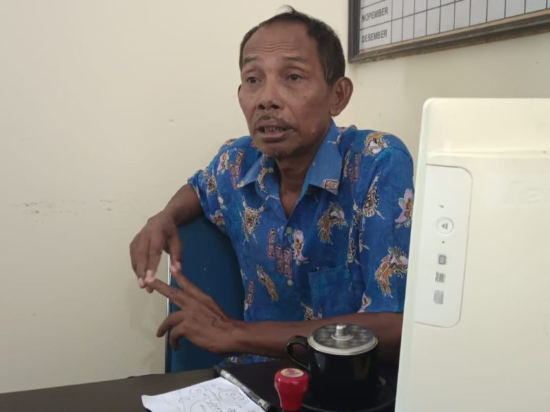 Kepala Kampung Banjar Ausoy, Sudirman saat memberikan keterangan kepada wartawan, Kamis (15/5) 