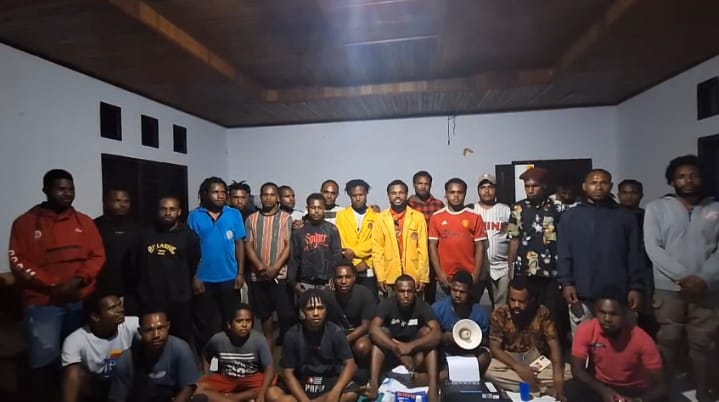 Keterangan gambar:
Suasana konferensi pers di Posko Umum Donasi yang digelar di Aula Asrama Mahasiswa Jayawijaya, Jalan Tugu Jepang, Amban, Manokwari. Para koordinator posko menyampaikan perkembangan penggalangan bantuan serta agenda distribusi logistik bagi warga terdampak, disaksikan sejumlah media dan perwakilan mahasiswa dari berbagai daerah.
