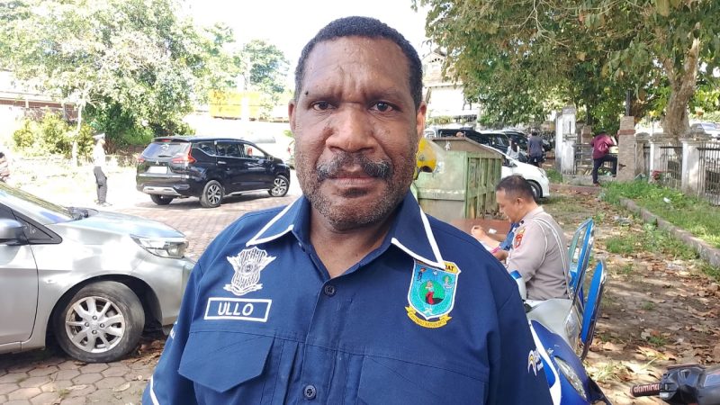 Kepala UPT Samsat Manokwari, Septinus Ullo saat memberikan keterangan kepada wartawan,Rabu(21/5)