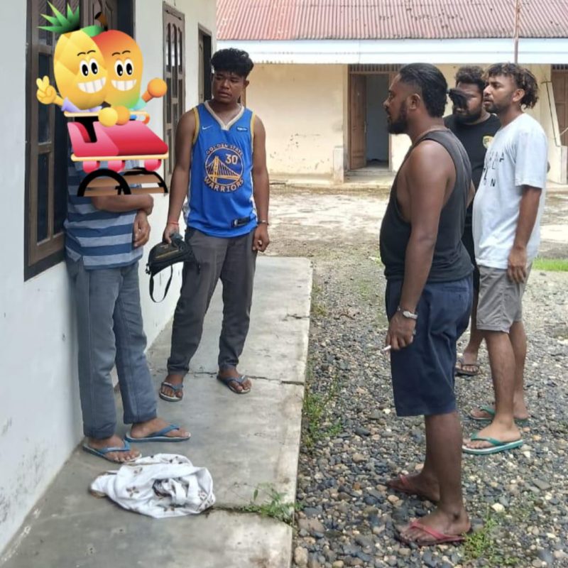 Sat Reskrim Polres Teluk Bintuni Amankan Terduga Pelaku Kekerasan terhadap Anak di SP 5 Argosigemerai  Diduga pelaku berinisial S (wajah ditutupi stiker), diamankan oleh Tim Macan Gunung Sat Reskrim Polres Teluk Bintuni, Rabu (21/5).
Tampak dalam foto: Tim Macan Gunung saat penangkapan.
Foto: Humas Polres Teluk Bintuni.
