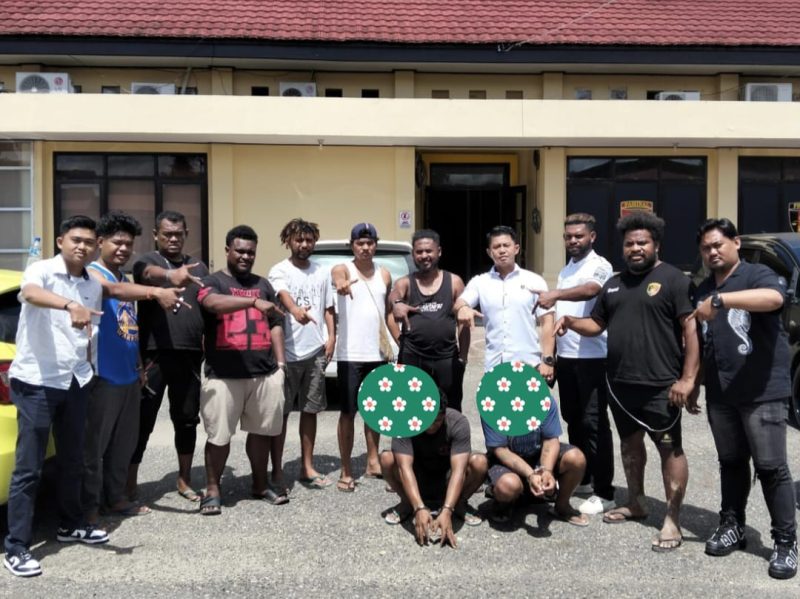 Satreskrim berfoto bersama dua tersangka kasus pencurian sapi (wajah diblur) pada Rabu (21/5), di halaman Polres Teluk Bintuni.
Sumber foto: Humas Polres Teluk Bintuni.  