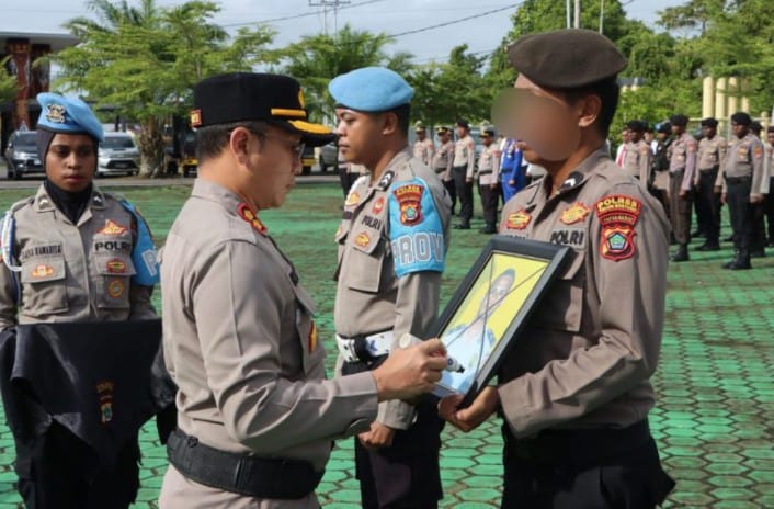 Kapolres Teluk Bintuni mencoret foto dalam bingkai dengan tanda silang sebagai simbol bahwa oknum anggota Polres Teluk Bintuni (wajah telah diburamkan) tersebut bukan lagi merupakan anggota Polri. Kegiatan ini dilakukan pada Kamis, 22 Mei 2025, di lapangan upacara Mapolres Teluk Bintuni.